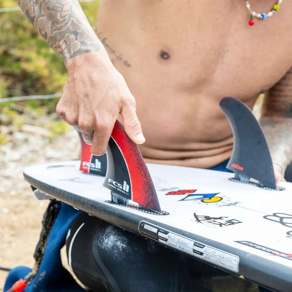 FCS II MEDINA TRI FIN SET ( Black / Red ) | FCS | Surfboard Fins. - Northshore Newquay - Surf/Skate Shop