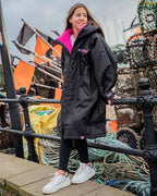 Kids DryRobe V3 Age 5-9 Black Pink | Dryrobe | Dryrobe - Northshore Newquay - Surf/Skate